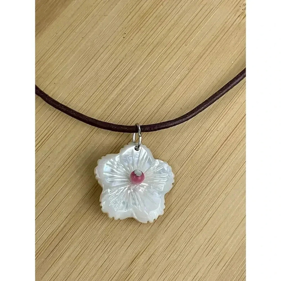 VTG Mother of Pearl Carved Flower Pendant Necklace Leather Rope 13" Choker - Picture 6 of 11